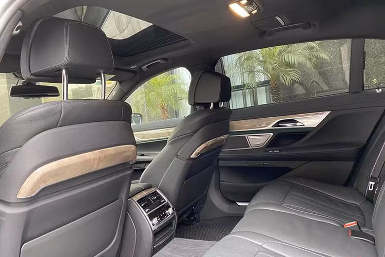 BMW 730Li M Sport 2020 thế hệ mới sử dụng khối động cơ máy xăng I4 TwinPower Turbo (B48) dung tích 2.0 lít sản sinh công suất 265 mã lực tại 5.000 – 6.500 vòng/phút, mô men xoắn cực đại 400 Nm tại 1.550 – 4.500 vòng/phút.
