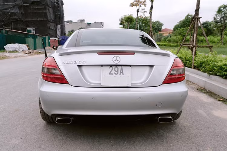 SLK200 của Mercedes-Benz được đánh giá vừa phù hợp với những tay chơi xe thể thao, nhưng cũng được đánh giá là khá phù hợp khi sử dụng thường xuyên trong phố. Tuy nhiên theo nhiều người dùng đánh giá, nó cũng khá bất tiện và không phù hợp với điều kiện khí hậu tại Việt Nam.