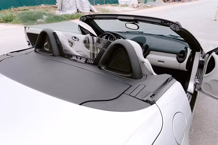 Mercedes-Benz SLK200 sử dụng hệ thống giải trí với 1 màn hình trung tâm 5 inch đi kèm với kết nối Bluetooth, hệ thống đầu CD cùng dàn âm thanh 9 loa. Các trang bị an toàn của xe cũng được xem là cao cấp và được đánh giá cao từ phía các chuyên gi thời điểm mới ra mắt.