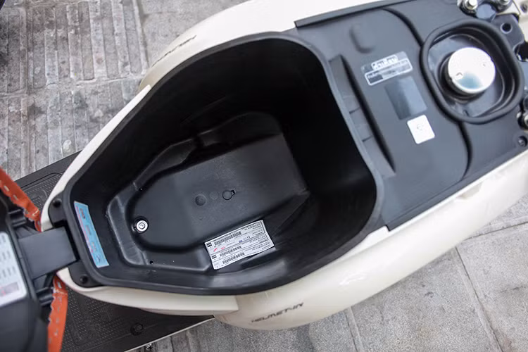 Nằm ở phía dưới yên xe là một hộc chứa đồ với thể tích 15,4 lít, cốp xe đủ chứa một mũ bảo hiểm 3/4 đầu cùng một số vật dụng cần thiết. Trang bị an toàn với phanh đĩa đơn trước, phanh sau tang trống. Tích hợp tính năng phanh kết hợp CB (Combi Brake). Xe dài 1.856 mm, rộng 686 mm và cao 1.059 mm. Độ cao yên 741 mm, khoảng sáng gầm 141 mm.
