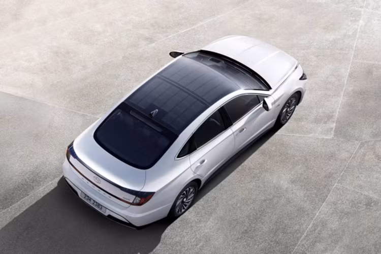 Với hệ thống động cơ mới, Hyundai Sonata Hybrid 2020 chỉ tiêu thụ lượng xăng trung bình 20,1 km/lít (khoảng 4,97 lít/100 km) nếu dùng vành 16 inch. Nếu dùng vành hợp kim 17 inch, Hyundai Sonata Hybrid 2020 sẽ tiêu thụ lượng xăng trung bình 19,1 km/lít (tương đương 5,2 lít/100 km).