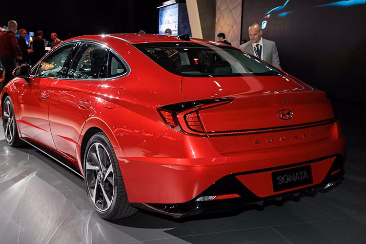 Tương tự phiên bản thường, Hyundai Sonata Hybrid 2020 mới cũng sở hữu thiết kế ngoại thất hoàn toàn mới. Tuy nhiên, so với bản thường, Hyundai Sonata Hybrid 2020 có một số đặc điểm nhận dạng riêng như lưới tản nhiệt và cánh gió đuôi tích hợp hài hòa vào cụm đèn hậu.