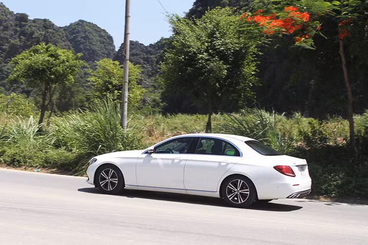 Mercedes E180 với động cơ 1.5L tăng áp và hộp số tự động 9 cấp 9G-Tronic khá ổn định khi chạy ở những cũng đường cao tốc, xe sang số rất mượt ở mọi dải tốc độ. Với 5 chế độ lái khác nhau thông qua Dynamic Select bao gồm Sport+, Sport, Comfort, Eco và Individual cũng mang lại cảm giác lái đa dạng cho người dùng. Đáng chú ý, hệ thống trợ lực lái Direct-Steer cho phép vô-lăng nhẹ nhàng khi đi ở tốc độ chậm (dưới 10km/h) và nặng dần khi đi nhanh cũng là một điểm cộng.