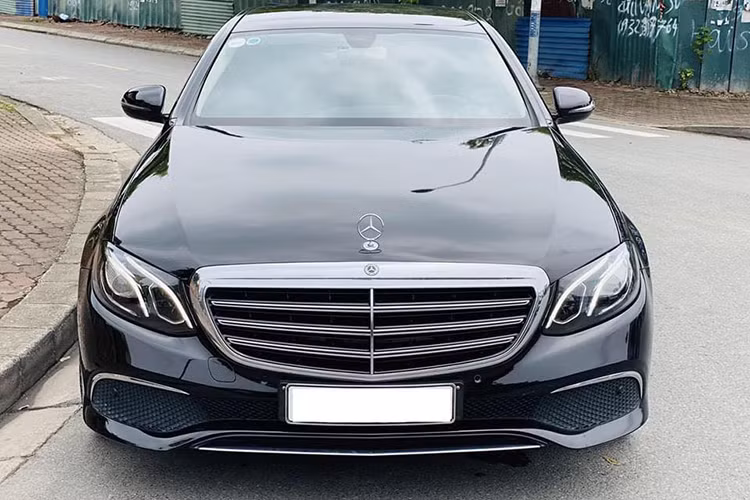 Chi tiết ấn tượng nhất của E200 là cụm đèn trước với các dải sáng ban ngày LED nằm song song với nhau, chia tách 2 đèn pha/cốt dạng thấu kính projector để gợi thiết kế "mắt kép" đặc trưng của các thế hệ trước. Tùy từng phiên bản, E-Class sẽ có "bộ mặt" khác nhau với bản E200 sử dụng cản trước khác biệt và lưới tản nhiệt truyền thống của Mercedes, để tạo ấn tượng về sự sang trọng.