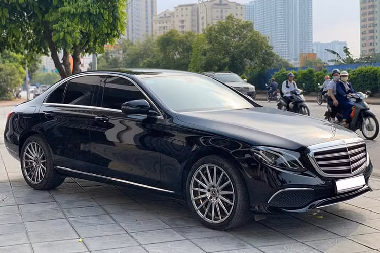 Trên thị trường xe cũ, những mẫu xe sang thương hiệu Đức đã qua sử dụng thường mất giá khá nhiều so với xe Nhật. Tuy nhiên, với những chiếc sedan hạng sang tầm trung như Mercedes-Benz E200 đời 2017 trong bài viết này lại khác. Mặc dù chạy tới hơn 2 năm, nhưng mức bán lại của nó vẫn khá cao so với mặt bằng chung hiện nay.