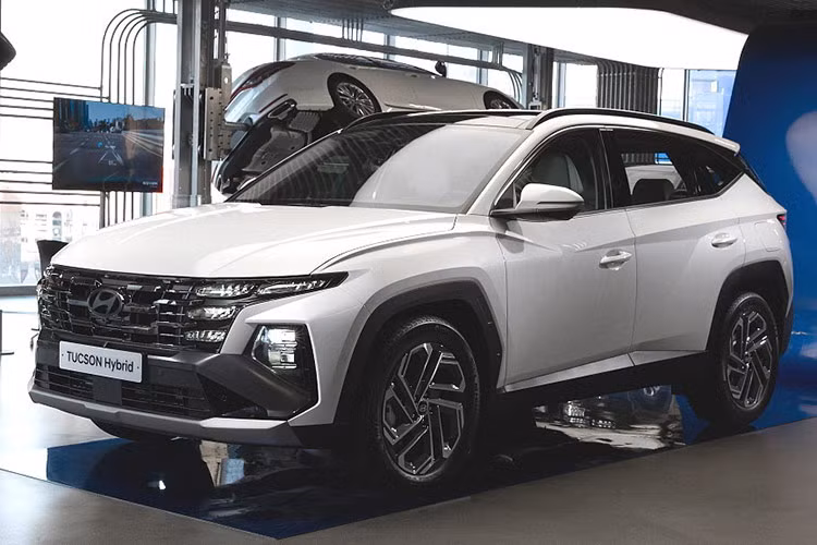 Các động cơ trên xe đều đi kèm với hộp số tự động 6 cấp, hộp số tự động 8 cấp hoặc hộp số tự động ly hợp kép DCT 7 cấp. Mức giá xe Hyundai Tucson 2025 tại Việt Nam hiện chưa công bố, nhưng dự đoán tăng nhự so với phiên bản cũ vẫn đang bán ra thị trường.