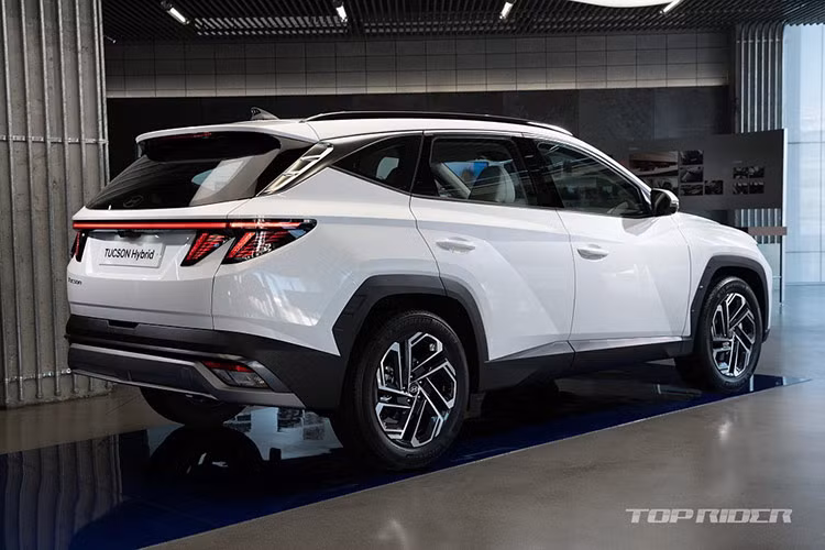 Thứ hai là động cơ diesel 2.0L, cho công suất tối đa 186 mã lực và mô-men xoắn cực đại 416 Nm. Thứ ba là động cơ xăng tăng áp 1.6L cho công suất 180 mã lực và 265 Nm mô men xoắn.