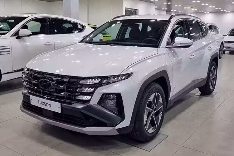Theo một số nguồn tin, nhiều đại lý của Hyundai tại Việt Nam đã bắt đầu nhận đặt cọc trước mẫu xe Tucson thế hệ mới. Thông tin từ một tư vấn bán hàng cho biết, Hyundai Tucson 2025 mới dự kiến sẽ được ra mắt người tiêu dùng Việt trong tháng 10/2024 tới đây.