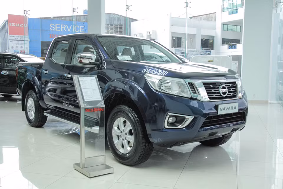 Theo lời của một nhân viên bán hàng, sau mẫu bán tải Chevrolet Colorado thì Navara nhanh chóng đưa hàng về trước để chiếm lấy thị trường, ai nhập hàng về trước thì bán trước.