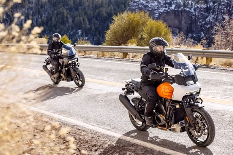 Giá xe Harley-Davidson Pan America 2021 tại thị trường Mỹ là 17.139 USD (tương đương với khoảng 400 triệu đồng). Tại Malaysia được niêm yết ở mức 99.900 Ringgit (tương đương 568 triệu đồng), cho bản tiêu chuẩn. Trong khi đó phiên bản cao cấp hơn có giá 115.900 Ringgit (tương đương 659 triệu đồng).