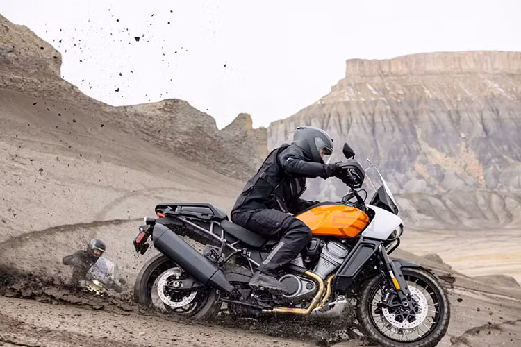 Pan America 2021 được vận hành bởi 5 chế độ lái có sẵn bao gồm Road, Sport, Rain, Off-Road và Off-Road Plus, các chế độ này sẽ điều chỉnh khả năng truyền lực của xe và quản lý hệ thống Engine Brake, phanh ABS và kiểm soát khi vào cua theo nhu cầu của người người lái. Bên cạnh đó, Pan America còn có hệ thống kiểm soát hành trình tự động.