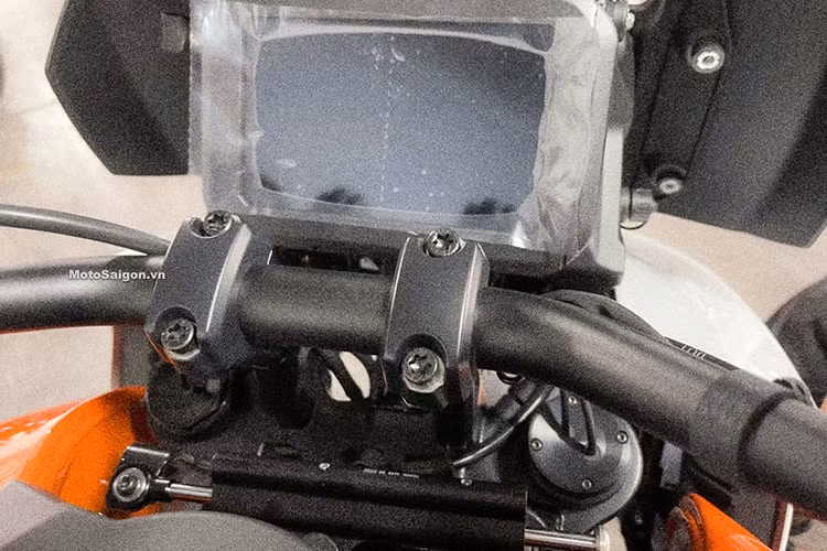 Các thông số của xe được hiển thị một cách rõ ràng trên màn hình màu TFT kích thước 6,8 inch, tích hợp kết nối Bluetooth. Hệ thống chiếu sáng của xe gồm đèn pha, đèn hậu và đèn xinhan đều ứng dụng công nghệ LED hiện đại, ngoài ra xe còn được tích hợp thêm đèn liếc hỗ trợ vào cua. Bình xăng của mẫu xe này có dung tích lên đến 21 lít, đủ để đáp ứng các chuyến đi khoảng 350 km.