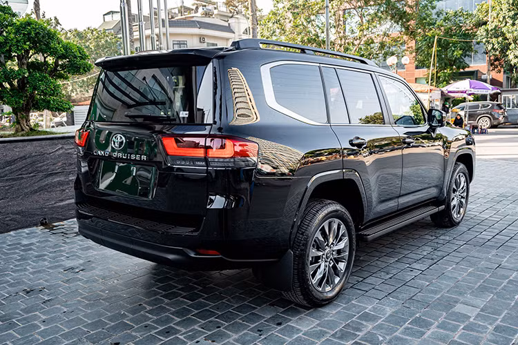 Toyota Land Cruiser 300 Series dùng động cơ xăng V6, tăng áp kép, dung tích 3.5L, sản sinh công suất tối đa 409 mã lực và mô-men xoắn cực đại 650 Nm. Hộp số là loại tự động 10 cấp hoàn toàn mới.