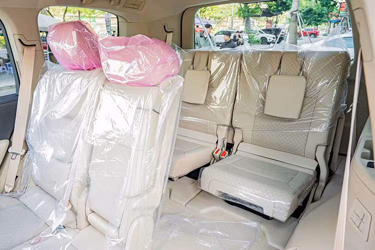 Ngoài ra, xe còn có gói công nghệ an toàn chủ động Toyota Safety Sense với những tính năng như cảnh báo điểm mù, cảnh báo phương tiện cắt ngang phía sau, cảnh báo va chạm sớm, kiểm soát hành trình chủ động, hỗ trợ giữ làn đường và điều chỉnh đèn chiếu xa tự động.