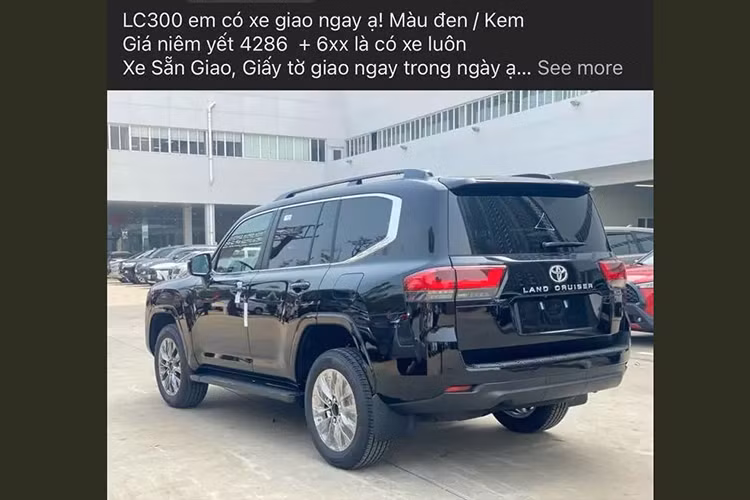 Thời gian qua, thị trường ôtô Việt Nam liên tục rơi vào tình trạng trầm lắng do ảnh hưởng của suy thoái kinh tế. Do đó, các hãng xe và đại lý thường xuyên phải chạy những chương trình ưu đãi, giảm giá "đậm sâu" để kéo khách. Tuy nhiên, bên cạnh hàng loạt xe giảm giá hàng trăm triệu đồng thì lại có mẫu ôtô vẫn "bán bia kèm lạc" tại đại lý. Mẫu xe ấy chính là Toyota Land Cruiser 300 Series mới.