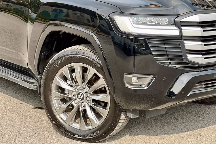 Mẫu xe Toyota Land Cruiser 300 Series thế hệ mới ra mắt thị trường Việt Nam vào hồi tháng 7/2021. Kể từ đó đến nay, mẫu xe này đã 3 lần được điều chỉnh giá bán, từ 4,06 tỷ lên 4,286 tỷ đồng. Trong năm 2023, mẫu xe này từng được nâng cấp nhẹ với vành la-zăng 20 inch mới thay cho loại 18 inch cũ. 