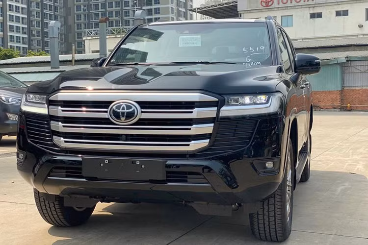 Vào thời điểm cận Tết Nguyên đán, nhân viên của một đại lý ở khu vực Hà Nội đã rao bán Toyota Land Cruiser 300 Series kèm tiền lạc lên đến hơn 600 triệu đồng. Với số tiền này, khách hàng Việt có thể mua một chiếc SUV cỡ B "đập hộp" như Hyundai Creta hay Kia Seltos.