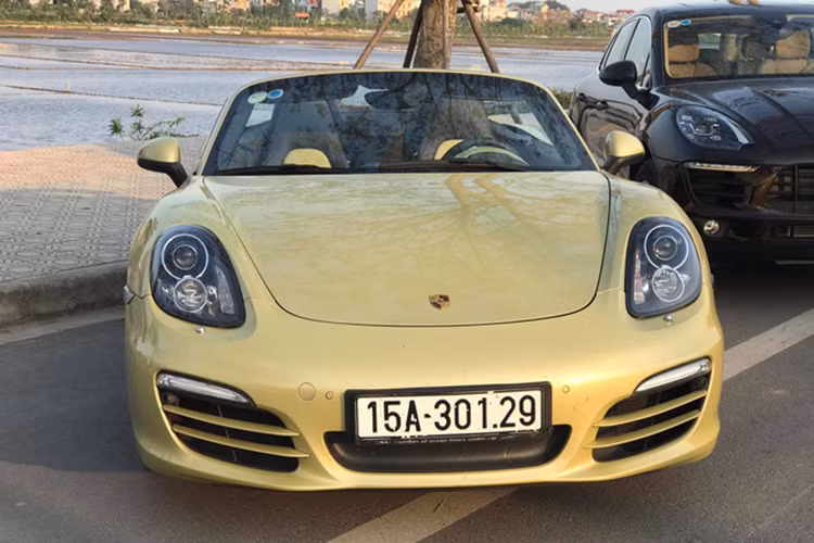 Chiếc Porsche Boxster S đời cũ màu vàng chanh xuất hiện càng thêm nổi bật khi đỗ cạnh Macan màu đen. Mẫu xe thể thao mui trần Porsche Boxster S khi được "đập hộp" từng có mức giá khoảng 3,9 tỷ đồng tại thị trường Việt Nam.