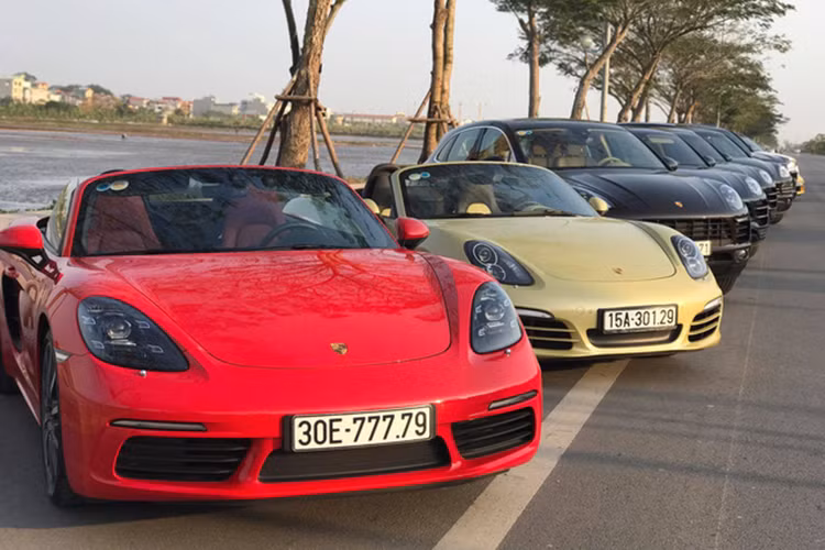 Được biết, đây là sự kiện họp mặt của một nhóm những người sở hữu xe Porsche tại khu vực phía Bắc. Phần lớn những chiếc xe thể thao Porsche tham gia buổi gặp mặt lần này đều mang biển số Hà Nội. Bên cạnh đó, có cả chiếc đeo biển kiểm soát Hải Phòng.