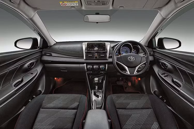 Bên trong Toyota Vios Sports Edition 2017 có những chi tiết mới như bộ ghế thể thao, thảm sàn riêng và cần số riêng cùng giá đỡ cốc phát sáng. Thêm vào đó là hệ thống đèn chiếu sáng dưới chân người ngồi mới, thay cho màu xanh dương trên Toyota Vios phiên bản thường.