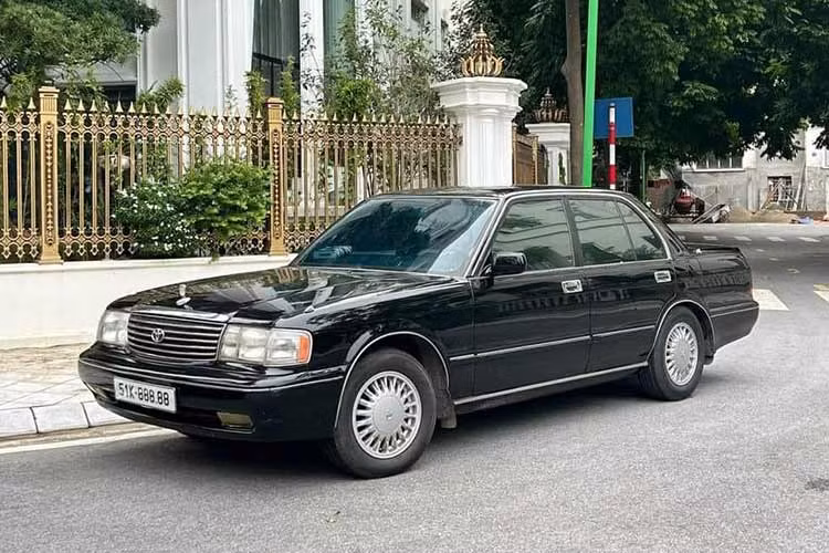 Mới đây, trên mạng xã hội đã lan truyền hình ảnh 1 chiếc xe Toyota Crown đời cũ, đỗ trước 1 biệt thự ở Hà Nội với tâm điểm của mọi sự chú ý chính là, chiếc biển số mà mẫu sedan được mệnh danh ở Việt Nam là "xe bộ trưởng" Toyota Crown đeo siêu biển 51K-888.88.