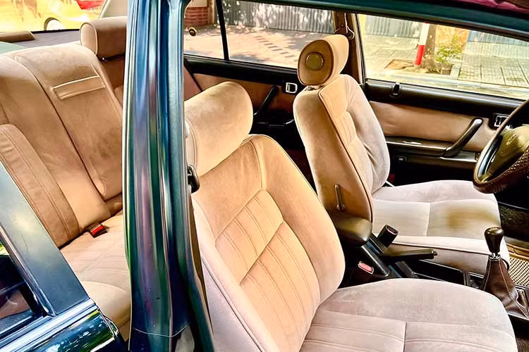 Cung cấp sức mạnh cho chiếc Toyota Crown đời 1993 động cơ 6 cyl thẳng hàng (I6) dung tích 3.0L hút khí tự nhiên (2JZ), DOHC, cho công suất 223 mã lực tại 4.800 vòng/phút, mô-men xoắn đực đại 280Nm tại 5.800 vòng/phút.