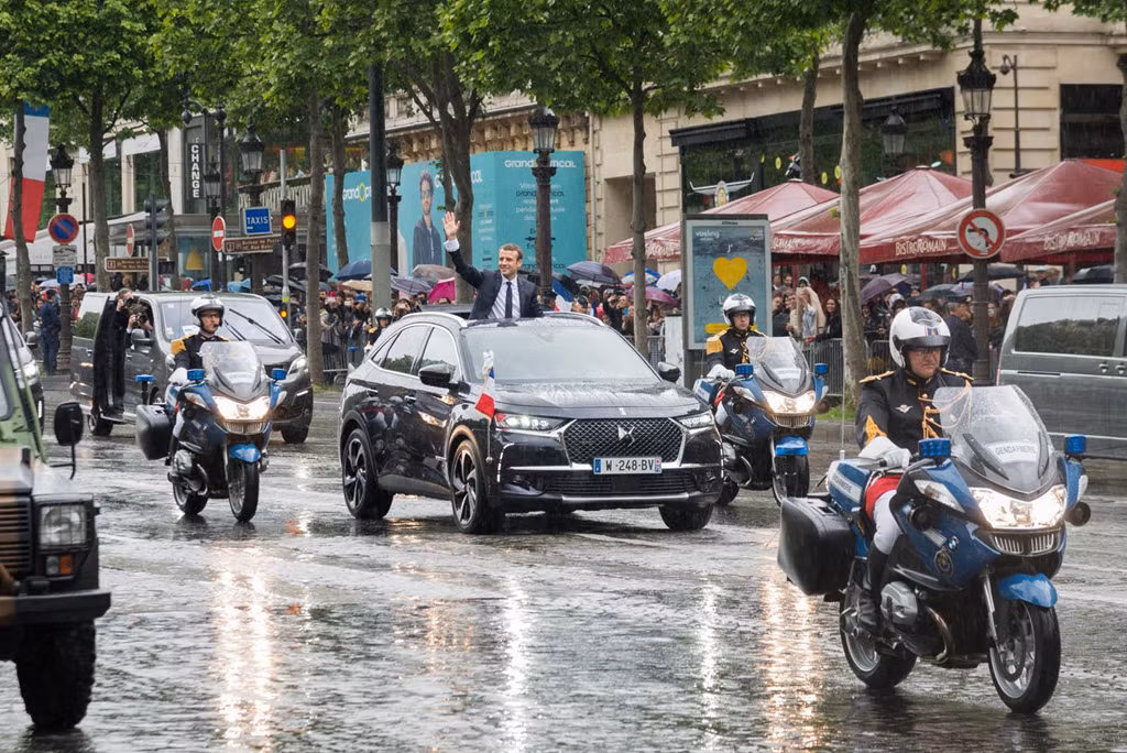 Ngoài việc là tổng thống trẻ nhất trong lịch sử Pháp, Emmanuel Macron còn là một trong những nguyên thủ giản dị nhất thế giới. Trong khi những nhà lãnh đạo khác sử dụng limousine chống đạn chế tạo riêng hoặc tối thiểu là một chiếc "xe dài" thì ông Macron chỉ sử dụng chiếc SUV nội địa DS 7 Crossback. Chiếc SUV này được cải tiến đôi chút để phù hợp với tổng thống như gắn quốc huy, cờ, cửa sổ trời được mở rộng hơn để làm nhiệm vụ xe diễu hành khi cần. Ảnh: Carscoops.