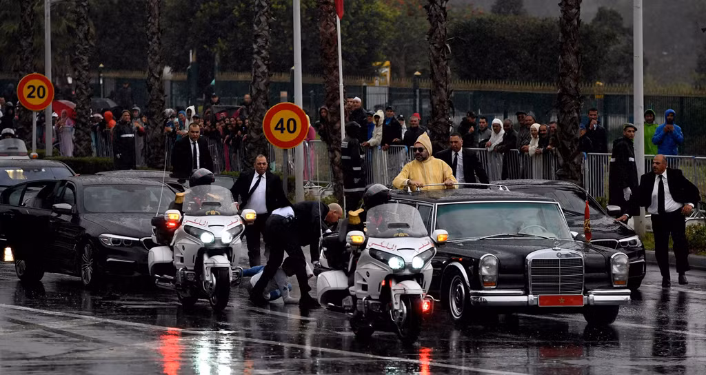 Nếu ông Macron có chiếc xe "rẻ tiền" nhất thì Hoàng gia Morocco lại sở hữu mẫu xe lâu đời nhất. Vua Mohammed VI của Morocco vẫn sử dụng chiếc Mercedes-Benz 600 Pullman có từ đời vua Hassan II. Mercedes-Benz 600 Pullman được sản xuất trong giai đoạn 1963-1981. Xe được trang bị động cơ V8 6.3L sản sinh công suất 247 mã lực. Ảnh: The Sun.