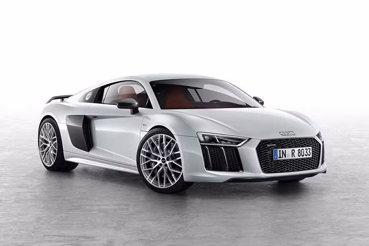 Tiền đạo ngôi sao của Tottenham và Olympic Hàn Quốc còn sở hữu mẫu xe thể thao Audi R8 trong bộ sưu tập của mình. Đây cũng là chiếc xe mà Son Heung-Min rất yêu thích, anh từng bị các tay săn ảnh bắt gặp khi sử dụng mẫu xe này hẹn hò với cô bạn gái Min Ah. Audi R8 là một trong những mẫu xe thể thao có lượng fan đông đảo trên thế giới. 