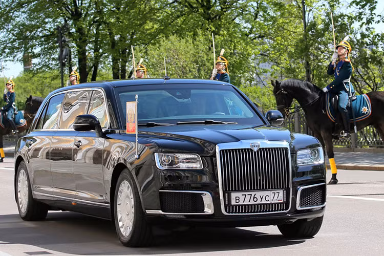 Aurus Senat là mẫu xe sang nguyên thủ, được Nga sản xuất trong nước, thay thế cho Mercedes-Benz S600 Guard Pullman. Chiếc xe của tổng thống Nga trang bị nhiều tính năng bảo vệ và tấn công theo tiêu chuẩn của Cơ quan bảo vệ liên bang Nga. Chiếc xe bọc thép sử dụng động cơ V8, dung tích 4.4 lít, được phát triển bởi NAMI và Porsche.