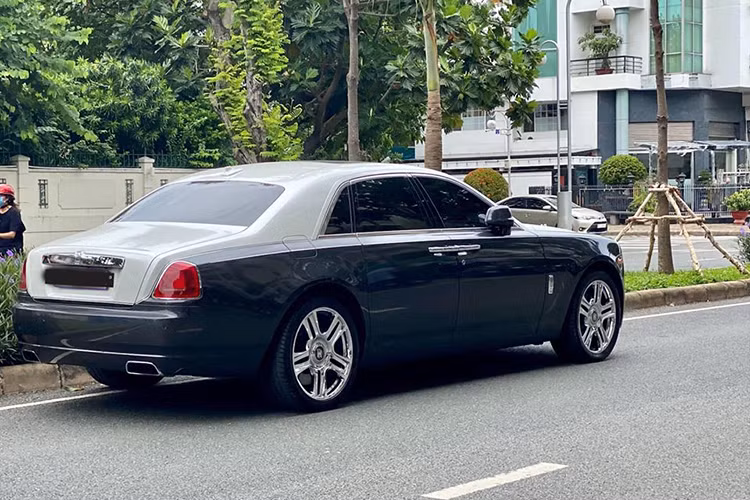 Với giá bán chỉ hơn 8 tỷ đồng và đã được độ lại phong cách mới, đây được xem là khá hời so với mức 31 đến 35 tỷ đồng của những chiếc xe siêu sang Rolls-Royce Ghost thế hệ mới đang được bán ra chính hãng tại Việt Nam.