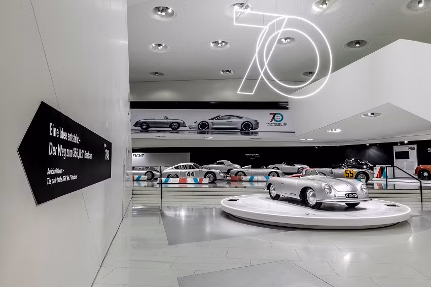Triển lãm 70 năm của Porsche cũng bao gồm những trải nghiệm tương tác cho phép khách tham quan sử dụng phần mềm thực tế ảo dành riêng cho mẫu nghiên cứu Mission E. Khi khách tham quan trải nghiệm ứng dụng cho phiên bản ý tưởng, kính AR sẽ thể hiện thông tin chi tiết về công nghệ tạo nên mẫu xe Mission E.