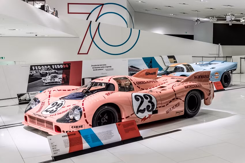 Có hơn 75 mẫu xe được trưng bày từ mẫu xe Porsche 356 Roadster “Số 1” năm 1948 cho đến mẫu xe vận hành hoàn toàn bằng điện Porsche Mission E mang đến cái nhìn chi tiết từ quá khứ đến tương lai của thương hiệu.