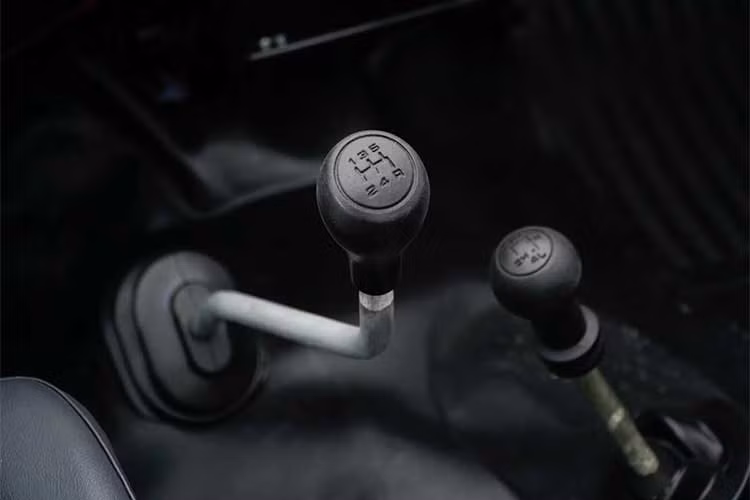 Phiên bản Hunter mui trần sử dụng động cơ diesel tại Việt Nam được hãng xe Nga UAZ cung cấp cỗ máy dung tích 2.2L, sử dụng công nghệ phun Common Rail giảm độ ồn và nhiều phụ tùng của hãng Bosch, công suất 114 mã lực, có thể đạt tốc độ tối đa 130km/h.