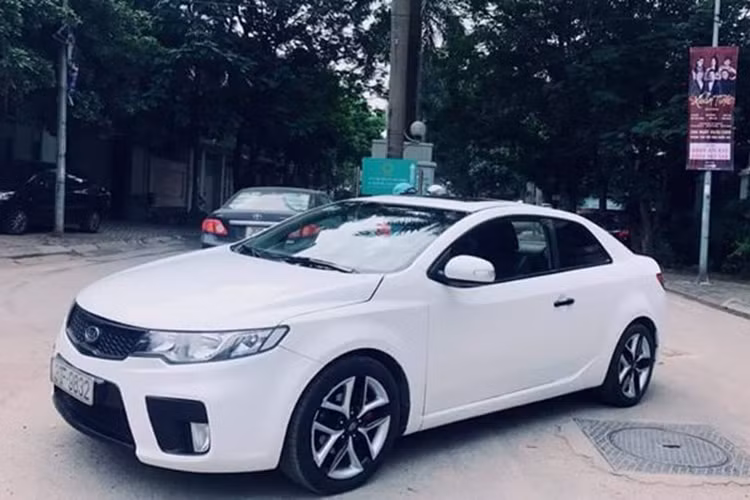 Sở hữu kiểu dáng thể thao với 2 cửa và 4 chỗ ngồi, đi cùng mức giá hợp lý - mẫu xe Kia Forte Koup là dòng thể thao 2 cửa sở hữu mức giá rẻ nhất trong phân khúc khi lần đầu xuất hiện tại Việt Nam vào khoảng năm 2009 theo diện nhập khẩu. Hiện những chiếc xe cũ đang được bán khá nhiều trên các diễn đàn xe cũ với mức giá "hời".