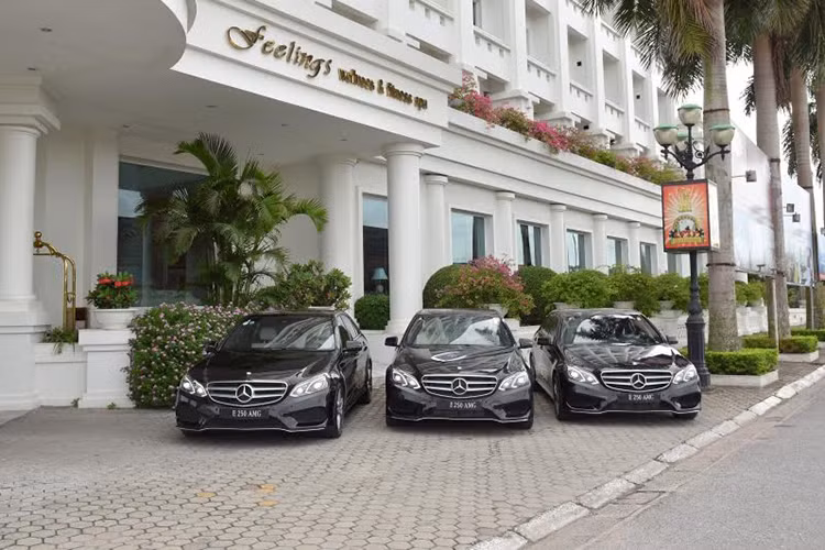 “Chúng tôi rất hãnh diện khi đồng hành cùng khách sạn Pearl River mang đến chất lượng dịch vụ 5 sao ngay tại Hải Phòng - thành phố có vai trò chiến lược ở miền Bắc cũng như có tiềm năng phát triển du lịch rất lớn”, ông Choi Duk Jun - Giám đốc Điều hành khối kinh doanh xe du lịch Mercedes-Benz cho biết.