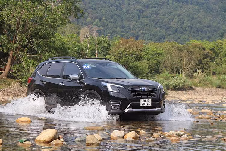 Subaru Forester sở hữu nhiều ưu điểm nổi bật như khoang nội thất rộng rãi nhất phân khúc, khung gầm chắc chắn, hệ thống an toàn cao cấp và khối động cơ Boxer đặt ngang đặc trưng (156 mã lực, 196 Nm) đi cùng hệ dẫn động 4 bánh linh hoạt.