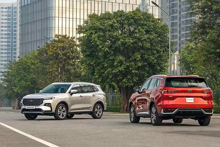 Ford Territory 2023 sở hữu thiết kế mạnh mẽ, năng động thể thao, mang đến cảm giác an toàn và chắc chắn. Khoang lái tiện nghi, tinh tế. Xe sở hữu động cơ 1.5L, cho công suất cực đại 160 mã lực, mô-men xoắn 248 Nm. Khối động cơ này kết hợp với hộp số tự động 7 cấp. Người dùng có thể trải nghiệm 4 chế độ lái, gồm: gồm Eco (Tiết kiệm), Sport (Thể thao), Normal (Bình thường), Mountain (Đồi núi).
