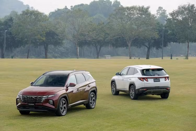 Giá lăn bánh Hyundai Tucson hiện giảm đáng kể, chỉ còn 810-975 triệu đồng, tăng sức hút đối với người mua ôtô ở giai đoạn này. Hyundai Tucson đã bước sang thế hệ thứ 4, ứng dụng ngôn ngữ thiết kế mới “Sensuous Sportiness” đậm tính thể thao nhưng vẫn toát lên sự gợi cảm từ trong ra ngoài. Xe sở hữu động cơ xăng 2.0L, xăng Turbo 1.6L và diesel 2.0L, tạo điểm nhấn riêng biệt so với các mẫu xe khác.