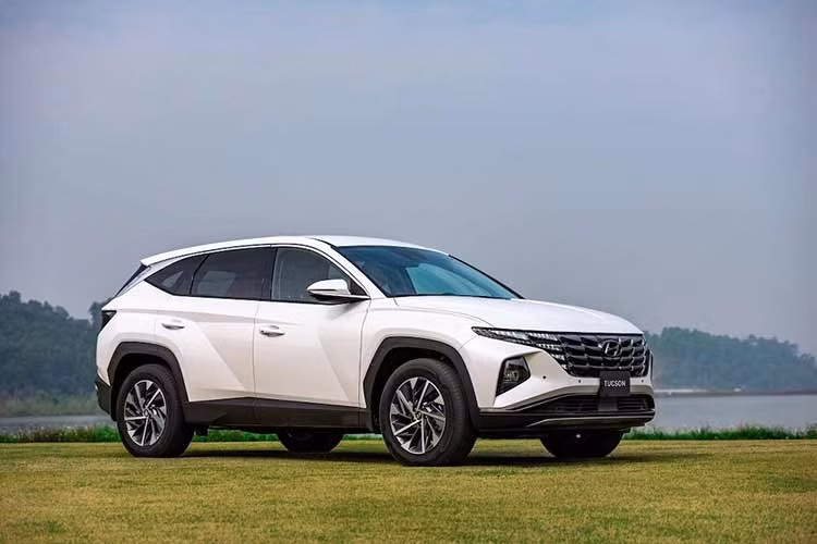 Hyundai Tucson: Giá lăn bánh 810-975 triệu đồng Đầu tháng 10/2023, giá xe Hyundai Tucson mới điều chỉnh giảm từ 76-191 triệu đồng. Giá niêm yết của xe hiện tại dao động từ 769-899 triệu đồng. Dù không phải là mẫu SUV cỡ C có giá thấp nhất phân khúc nhưng Tucson lại có lợi thế hơn các mẫu xe cùng phân khúc nhờ hưởng ưu đãi giảm 50% lệ phí trước bạ từ Chính phủ từ nay cho đến hết năm 2023. 