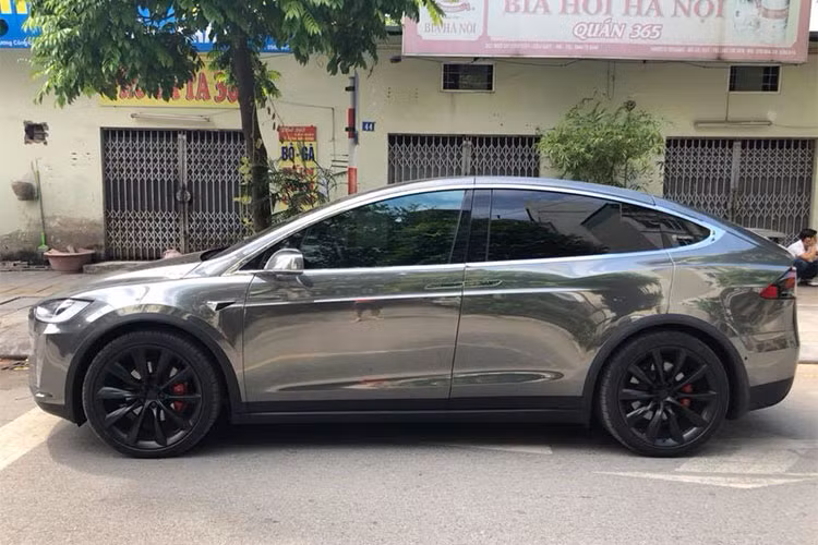 Chiếc Tesla Model X này tại thị trường Việt Nam có giá khoảng hơn 8 tỷ đồng. Về nguyên bản nó sở hữu màu đen bóng, nhưng sau khi được bọc toàn bộ ngoại thất sang màu chrome bạc - chiếc xe được nhiều người đánh giá là cá tính và khác biệt hơn nhiều. Chi phí dán chưa được hé lộ nhưng với bộ decal xịn, mức giá có thể lên tới hàng chục triệu đồng.