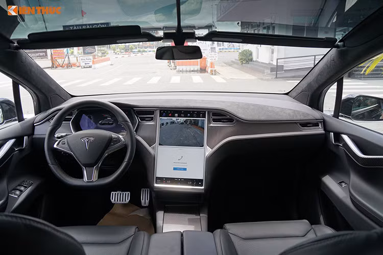 Siêu xe điện Model X của chồng siêu mẫu Ngọc Thạch thuộc phiên bản cao cấp nhất P100D. Ký hiệu "100" cho biết xe trang bị bộ pin 100 kWh, cho quãng đường di chuyển 465 km mỗi lần sạc đầy. Tesla Model X có thể tăng tốc 0-100 km/h trong 2,9 giây, tương đương với nhiều siêu xe.
