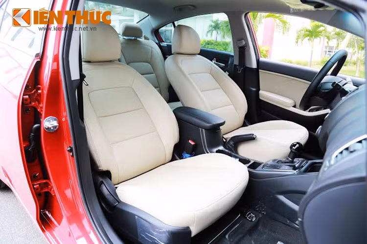 Kia Cerato được trang bị lên đến 6 túi khí (2.0L) và 2 túi khí (1.6L), dây đai an toàn các hàng ghế cùng với khung xe cứng cáp giúp giảm thiểu tối đa các lực tác động đến người ngồi trong xe khi xảy ra va chạm. Trong 2 ngày (07 và 08/05/2016), mẫu xe này sẽ chính thức có mặt tại Việt Nam.