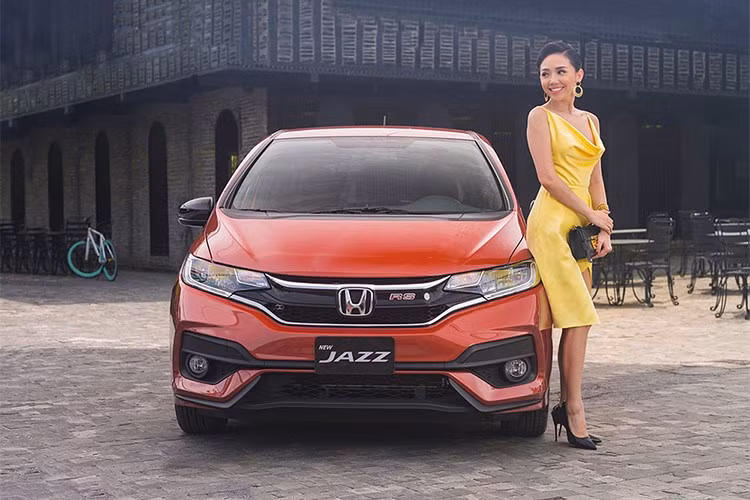Jazz là tân binh của Honda trong phân khúc hatchback hạng B, đối đầu trực tiếp cùng Toyota Yaris. Mới đây, lô hàng những mẫu xe Honda Jazz mới hưởng thuế suất thuế nhập khẩu 0% đã chính thức “thông cảng” Việt Nam và sắp sửa được trưng bày tại các đại lý trên toàn quốc. 