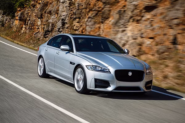 Ra mat Jaguar XF ban 2016 chot gia tu 32,300 bang Anh