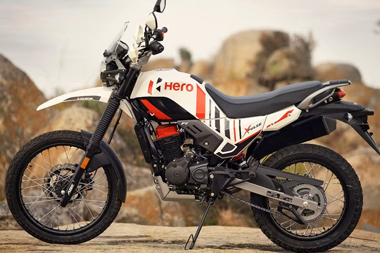 Mẫu xe môtô Xpulse 200 Dakar Edition sở hữu hệ thống giảm xóc có thể điều chỉnh cho cả phía trước và phía sau để tạo sự ổn định khi vận hành.