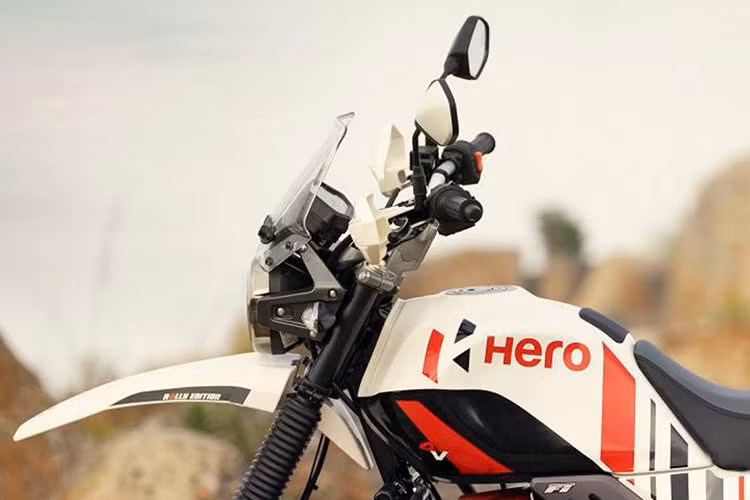Ngoài ra, xe môtô offroad Hero Xpulse 200 Dakar Edition cũng được tích hợp bộ vành nan hoa kèm theo đó là lốp offroad chuyên dụng giúp xe có thể vượt những địa hình khó nhằn nhất.