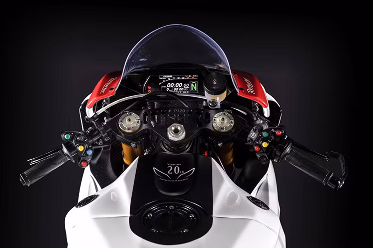 Ngoài ra, hãng xe máy Yamaha cũng mang đến nhiều đồ chơi và tùy chọn lắp thêm cho người dùng có nhu cầu. Các trang bị này sẽ được lắp đặt bởi chính các kỹ thuật viên phụ trách mảng xe đua của Yamaha.