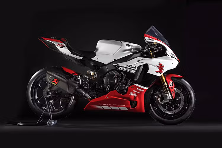 Theo đó, giá xe Yamaha R1 GYTR là 39.500 EUR (tương đương 1,05 tỷ đồng). Được biết R1 GYTR là phiên bản kỷ niệm 20 năm dòng siêu mô tô cao cấp nhất của thương hiệu Yamaha, đồng thời cũng nhằm tôn vinh chiến thắng của Yamaha R1 tại giải đua Suzuka 8 Hours. 