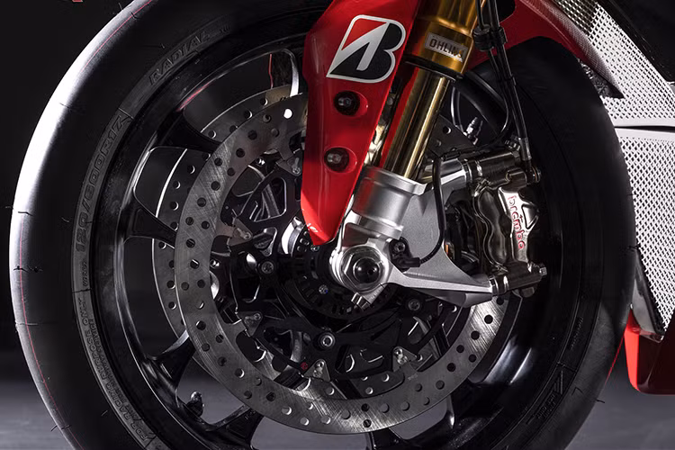 Tiếp đó, hệ thống treo nguyên bản của xe được thay bằng hệ thống treo Ohlins, bao gồm cặp phuộc trước hành trình ngược Ohlins FGRT 219 ở trước và giảm xóc lò xo trụ đơn TTX36GP ở sau.